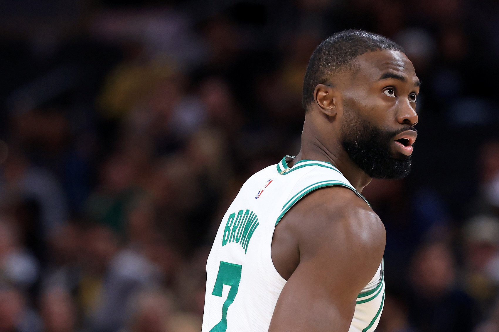 华体会官网入口-依旧稳定！杰伦·布朗29中15砍下33分11板3助 仅2次罚球